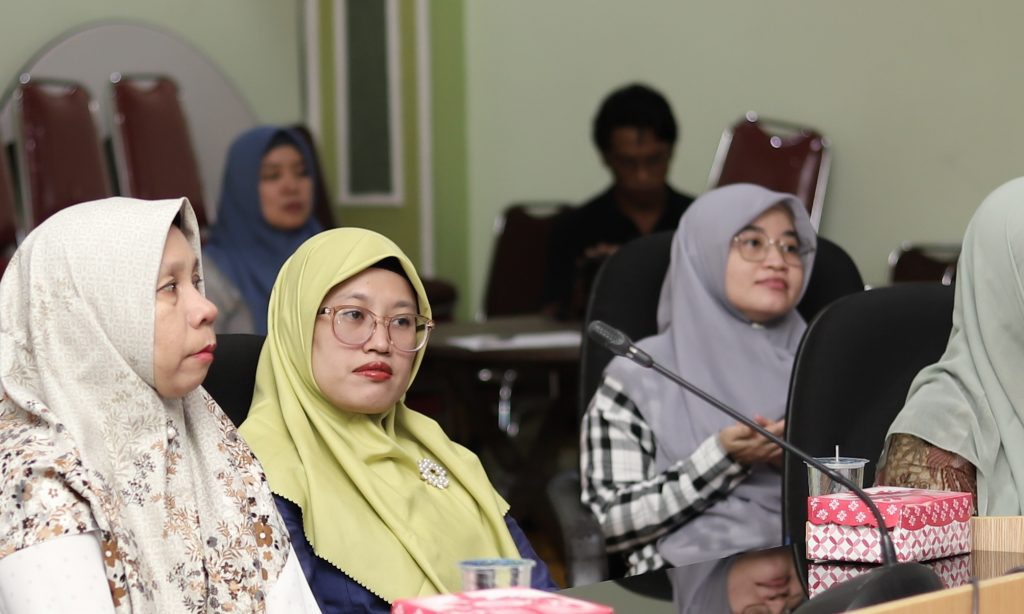 Para dosen saat memperhatikan seksama sosialisasi HAKI (Foto:Humas/Yulida Rifani)