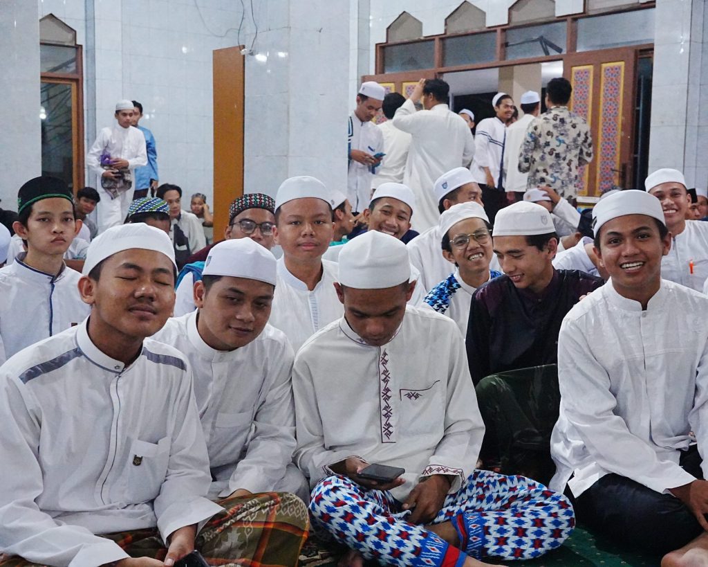 Para mahasantri usai mengikuti penutupan program pemondokan tahap III Tahun Akademik 2022/2023 (Foto:Humas/Sarwani Abdan)