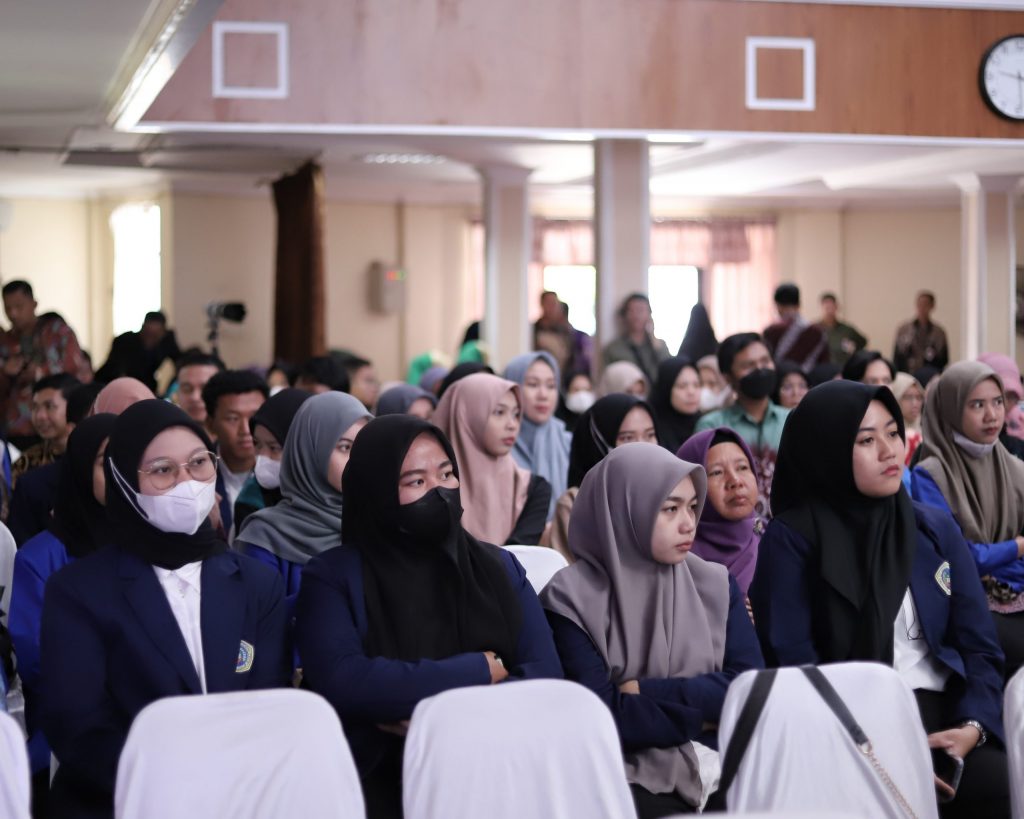 Para mahasiswa dari berbagai perguruan tinggi saat serius mengikuti seminar (Foto:Humas/Yulida Rifani)
