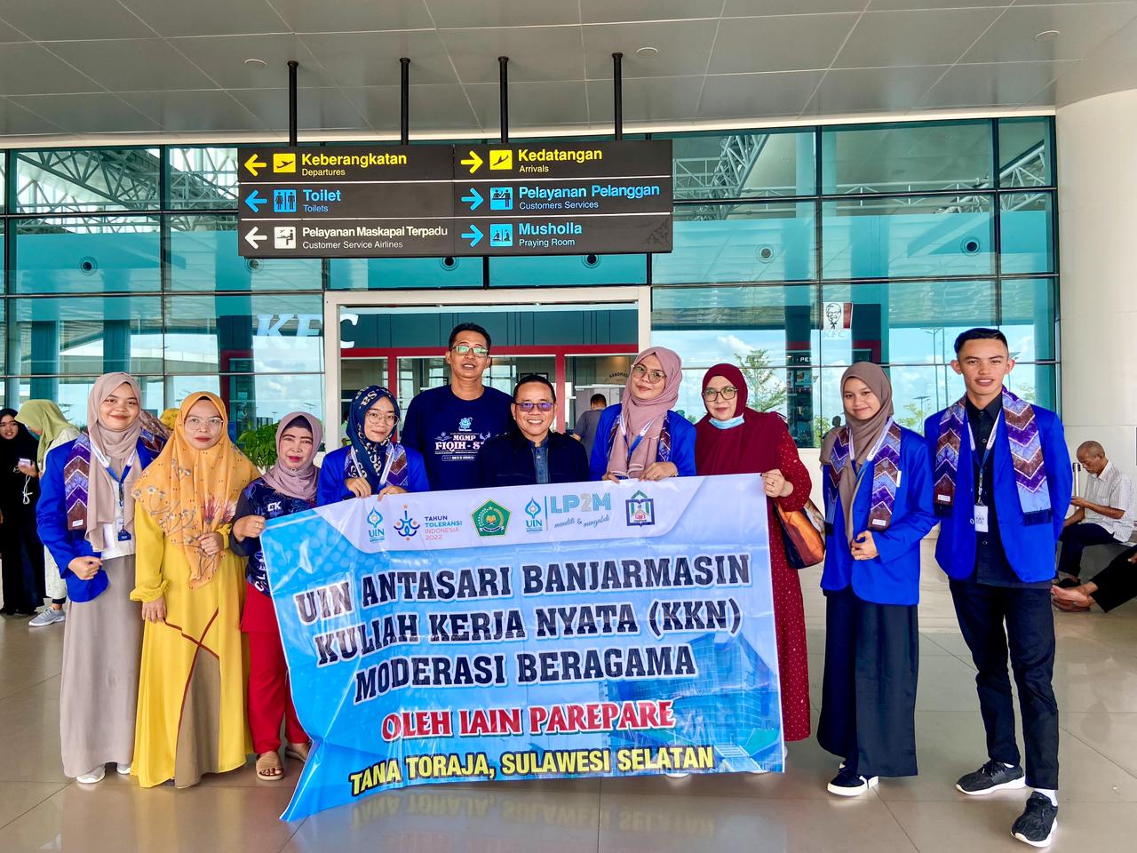 Para orang tua turut melepas penerbangan anak-anaknya ke Sulawesi Selatan