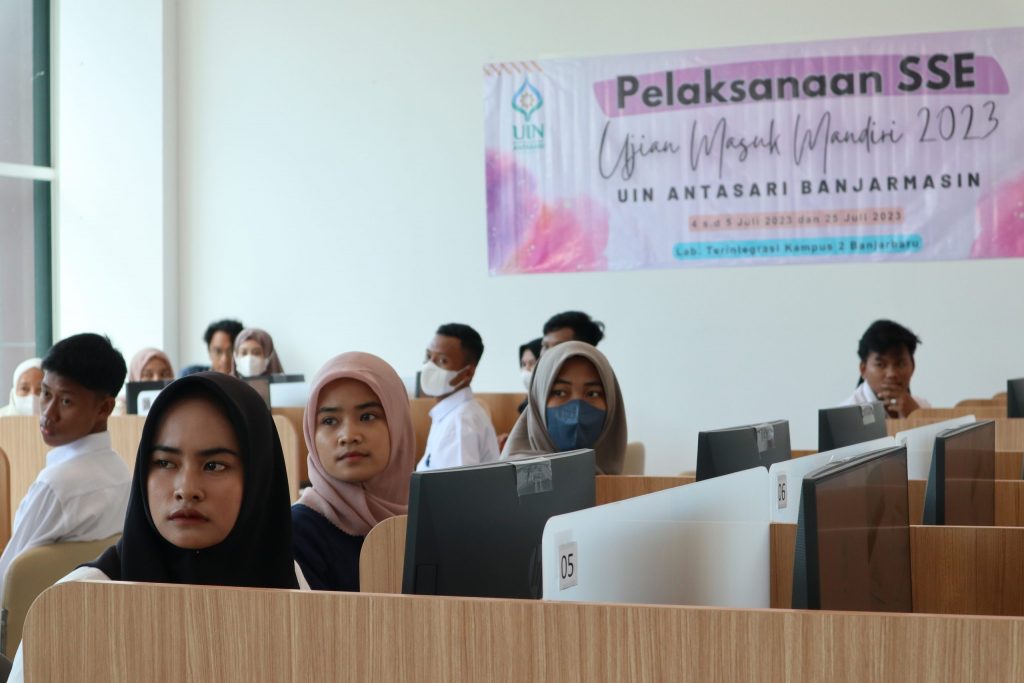Para peserta memperhatikan seksama cara menggunakan SSE di ruang lab komputer 2 (Foto:Humas/Achmad Magfur)