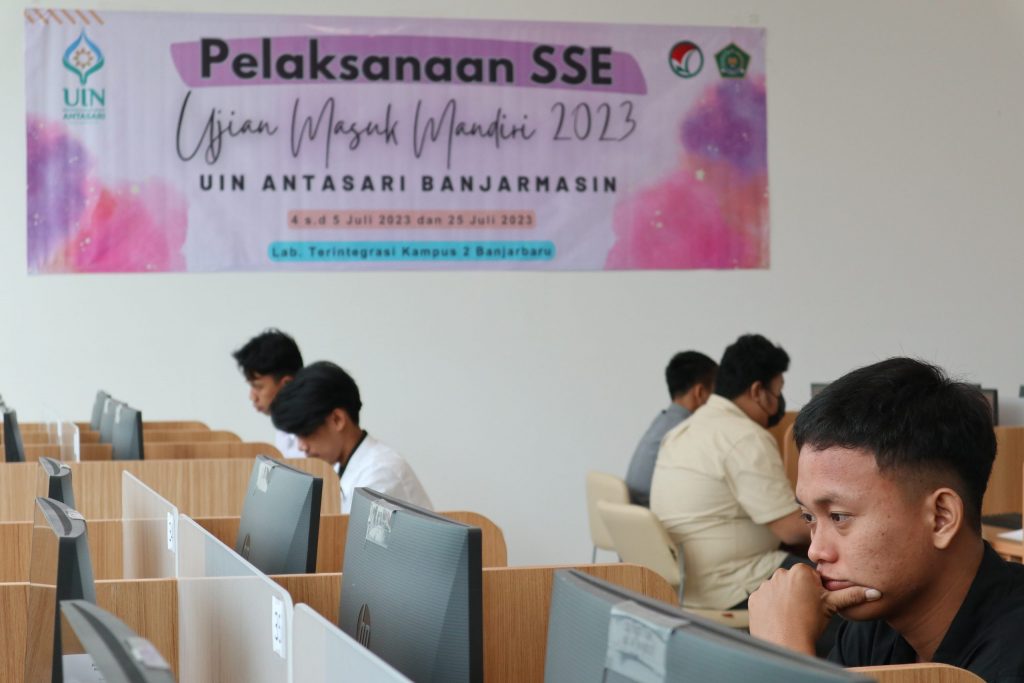 Para peserta sedang berpikir keras menjawab soal-soal ujian mandiri (Foto:Humas/Achmad Magfur)