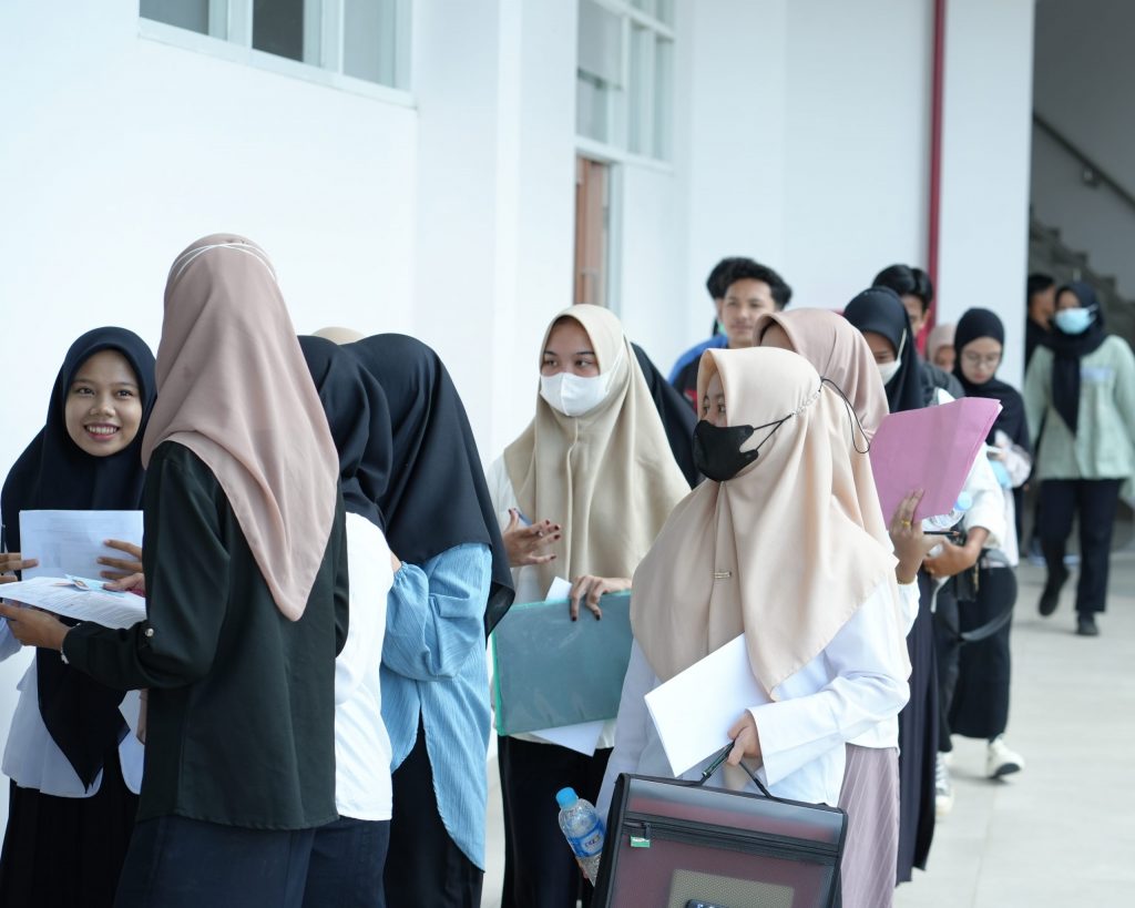 Para peserta sedang bersiap masuk ke ruangan ujian mandiri yang tersedia (Foto:PPL/Muhammad Fikri Fadhiil)