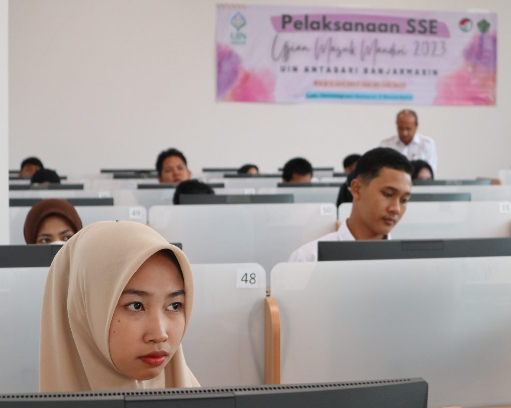 Para peserta sedang memperhatikan petunjuk pengisian jawaban ujian mandiri (Foto:Humas/Achmad Magfur)