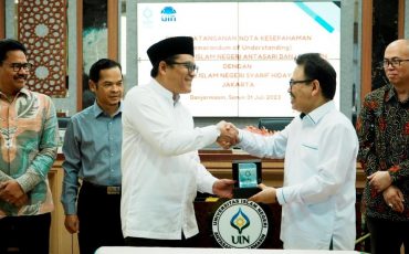 Pemberian kenang-kenangan Rektor UIN Antasari (Foto:Humas/Hadi Rustami)