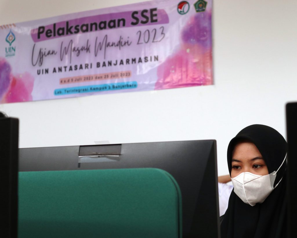 Peserta sedang memperhatikan seksama soal yang diujikan (Foto:Humas/Achmad Magfur)