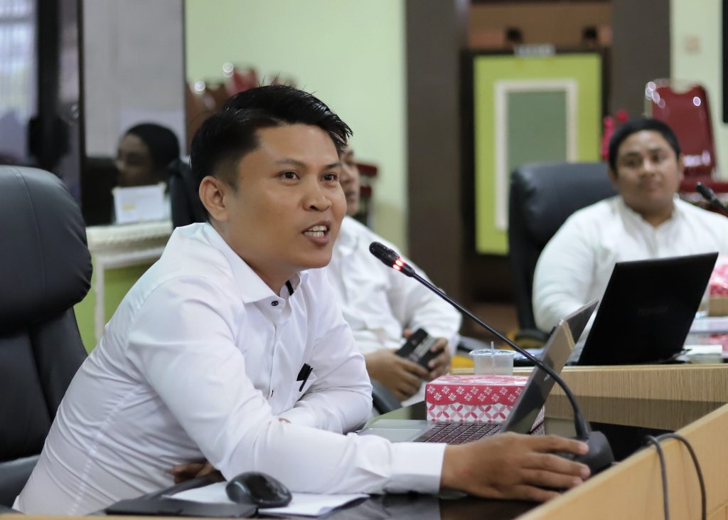 Peserta sosialisasi saat berdikusi dengan para narasumber (Foto:Humas/Yulida Rifani)