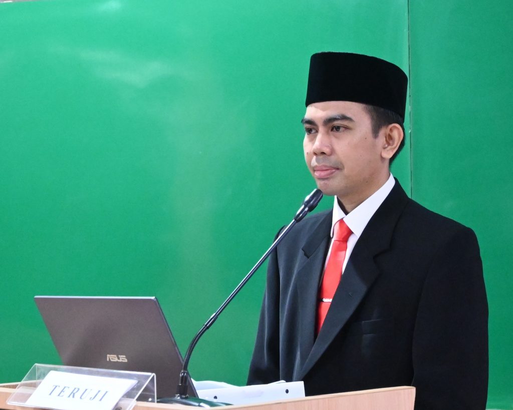 Rahmat Hidayat, saat mendengarkan seksama masukan dari Tim Penguji (Foto:PPL/Muhammad Hifzi Addini)