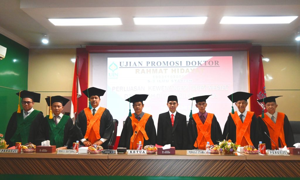 Rahmat Hidayat (tengah) saat berfoto bersama Tim Penguji (Foto:PPL/Muhammad Hifzi Addini)
