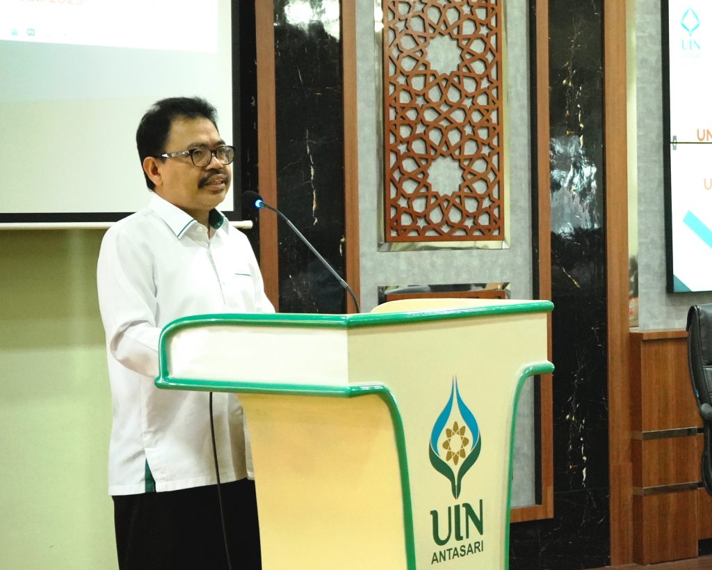 Rektor UIN Antasari Banjarmasin Prof. Dr. H. Mujiburrahman, M.A. saat memberikan sambuta (Foto:Humas/Hadi Rustami)