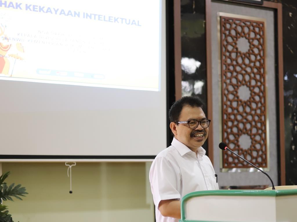 Rektor UIN Antasari Banjarmasin Prof. Dr. H. Mujiburrahman, M.A. saat membuka acara Sosialisasi HAKI (Foto:Humas/Yulida Rifani)