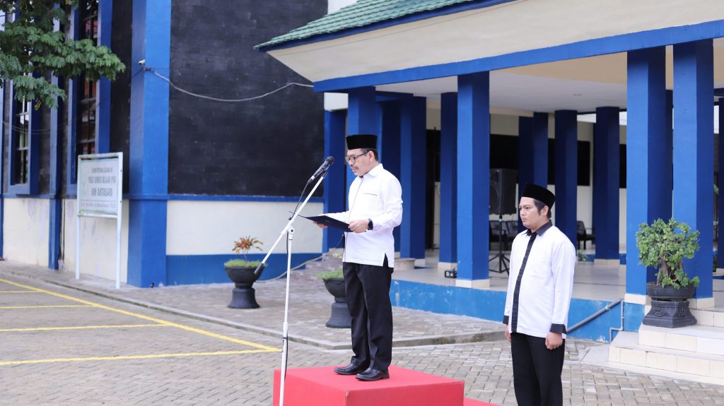 Rektor UIN Antasari Banjarmasin Prof. Dr. H. Mujiburrahman, M.A. saat memimpin Apel Upacara Gabungan, Senin (03072023). Foto:Humas/Yulida Rifani.