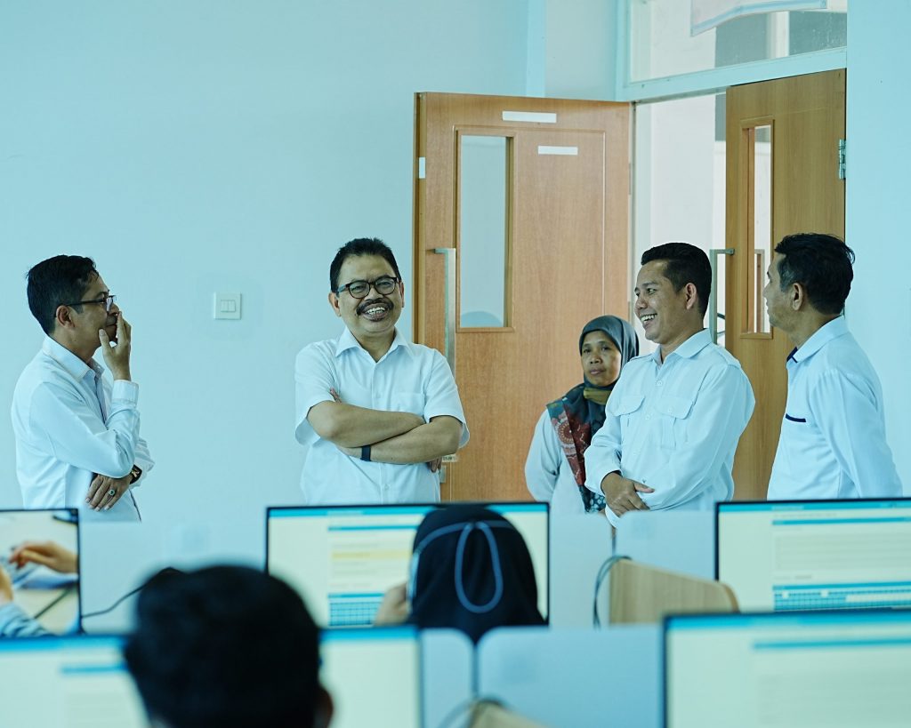 Rektor UIN Antasari Prof. Dr. H. Mujiburrahman, M.A. (nomor 2 dari kanan) sedang memantau pelaksanaan ujian mandiri (Foto:PPL/M. Fikri Fadhiil)