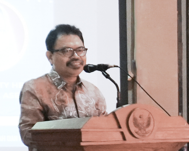 Rektor UIN Antasari Prof. Dr. H. Mujiburrahman, M.A. saat mengucapkan selamat kepada Ketua LPM (Foto:Humas/Hadi Rustami)