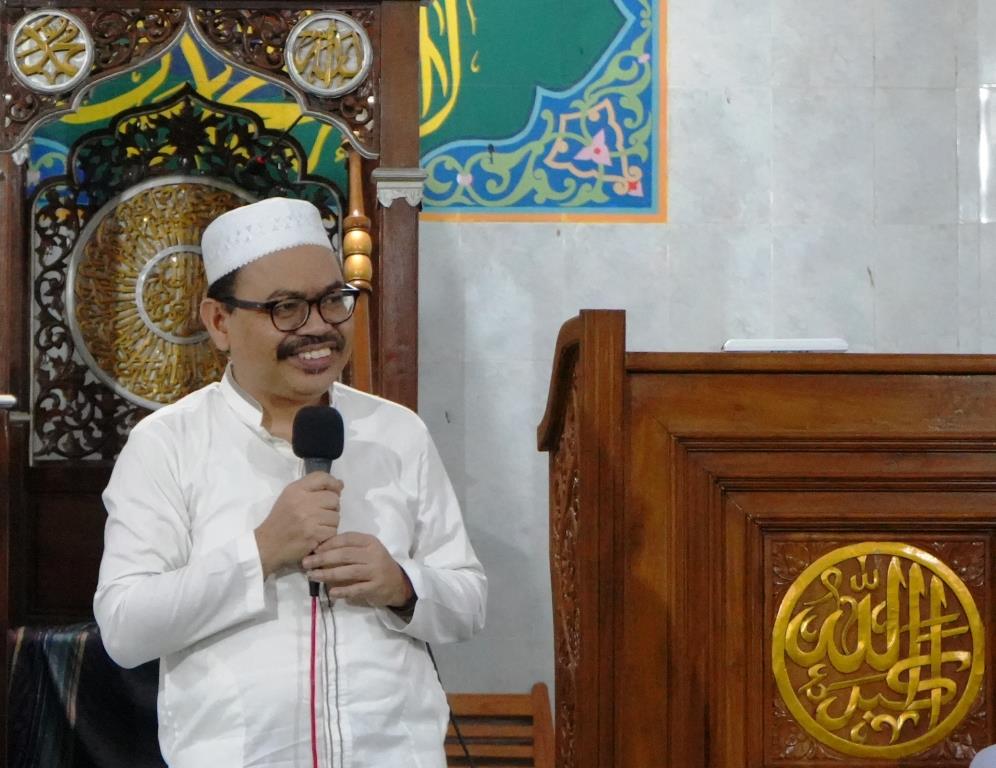 Rektor UIN Antasari Prof. Dr. H. Mujiburrahman, M.A. saat menutup program pemondokan Tahap III Tahun Akademik 2022-2023 (Foto:Humas/Sarwani Abdan)