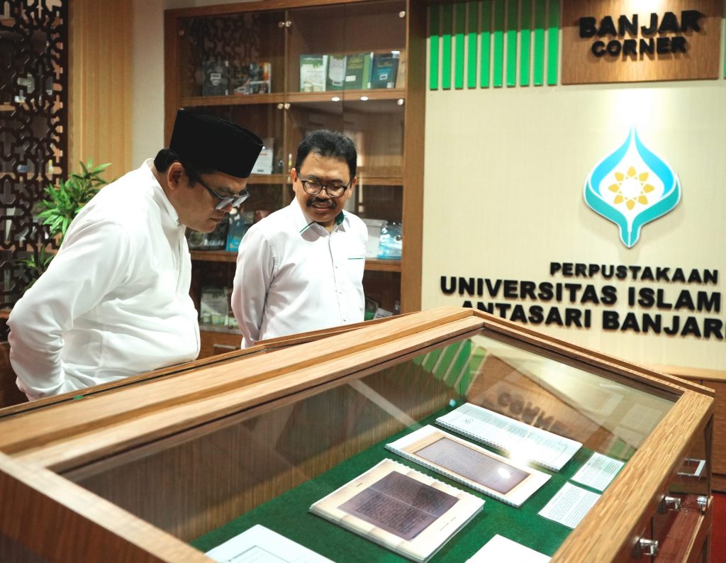 Rektor UIN Jakarta saat diajak ke Banjar Corner UIN Antasari Banjarmasin (Foto:Humas/Hadi Rustami)