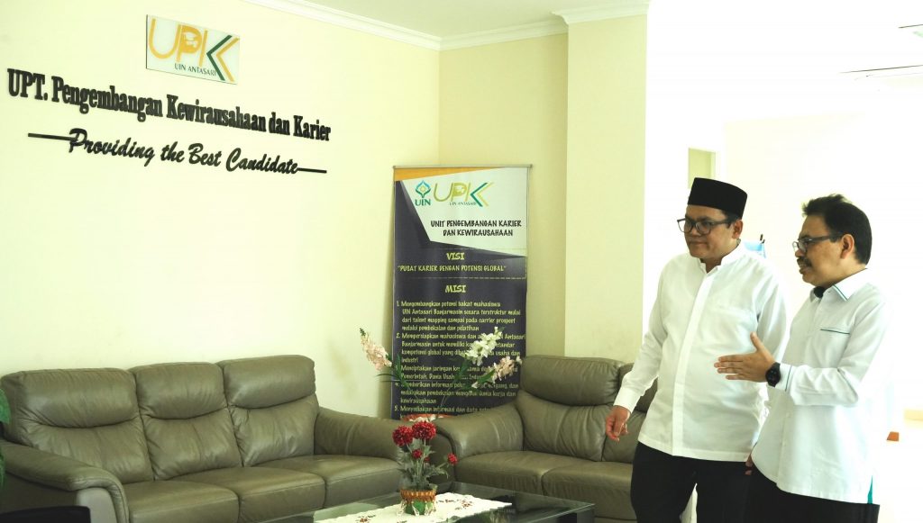 Rektor UIN Jakarta saat diajak ke Gedung Pusat Layanan Terpadu (Foto:Humas/Hadi Rustami)