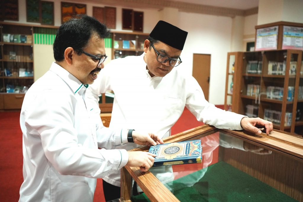 Rektor UIN Jakarta saat diperlihatkan Al-Qur'an Terjemah Bahasa Banjar karya Tim UIN Antasari Banjarmasin (Foto:Humas/Hadi Rustami)