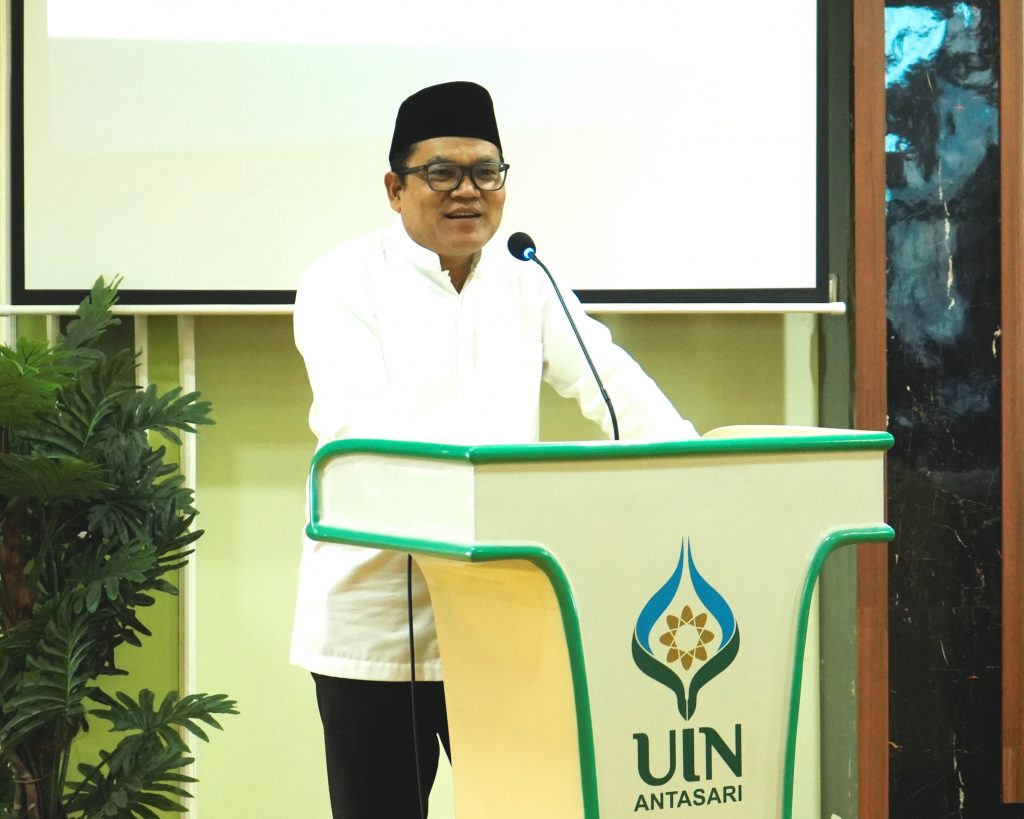 Rektor UIN Syarif Hidayatullah Jakarta Prof. Asep Saepudin Jahar, M.A., Ph.D. saat memberikan sambutan (Foto:Humas/Hadi Rustami)