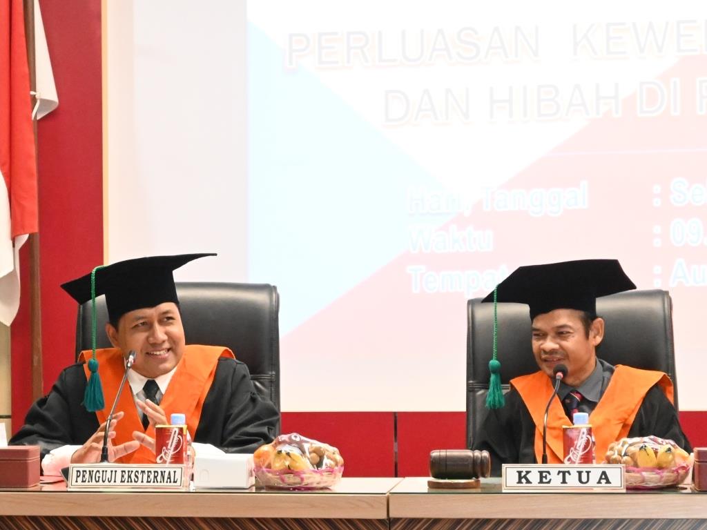 Rektor baru IAIN Palangka Raya Prof. Dr. Ahmad Dakhoir, M.H.I. saat menjadi penguji eksternal disertasi Rahmat Hidayat (Foto:PPL/Muhammad Hifzi Addini)