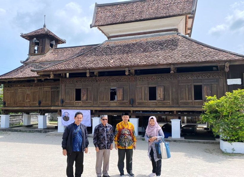 Rombongan UIN Antasari berfoto di depan Masjid Wadi Husein Thailand