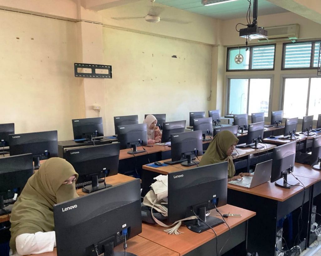 Suasana ujian mandiri secara daring di Laboratorium Komputer Ma'had Al-Irsyad lil Banat Thailand Selatan (Foto:M. Ridha untuk Humas)