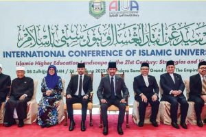 Sultan Hassanal Bolkiah bersama jajaran pengurus AIUA Foto Humas Unissa)
