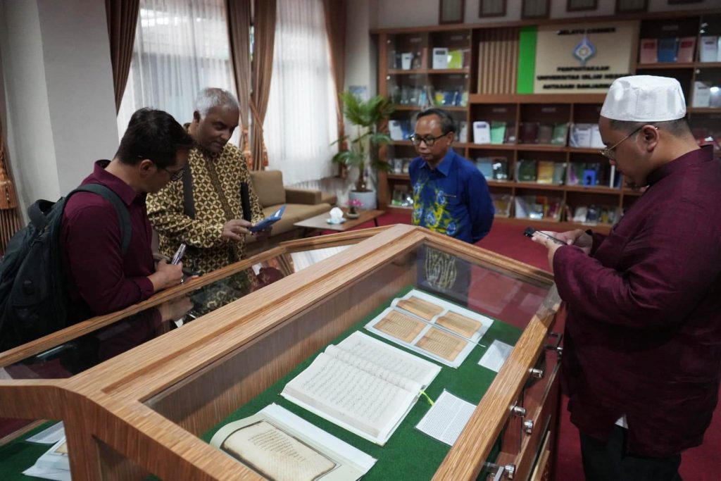 Tamu dari RSIS NTU Singapura saat diajak melihat Melayu dan Banjar Corner di Perpustakaan UIN Antasari (Foto:Humas/Hadi Rustami)