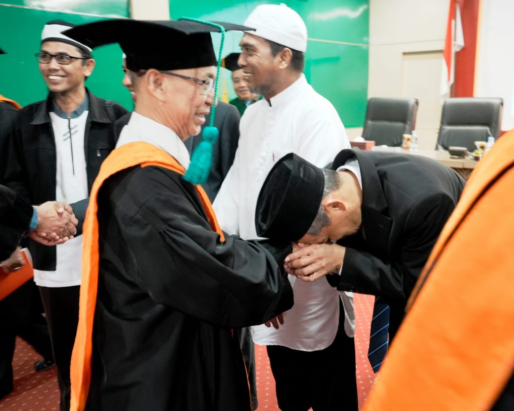 Tim penguji saat mengucapkan selamat kepada Dr. Arfan, S.S., M.Pd.I. (Foto:Humas/Hadi Rustami)