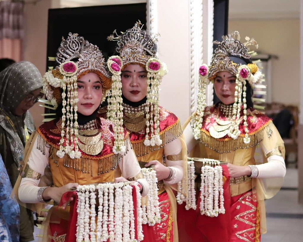 Trio penari baksa kembang saat bersiap tampil (Foto:Humas/Yulida Rifani)