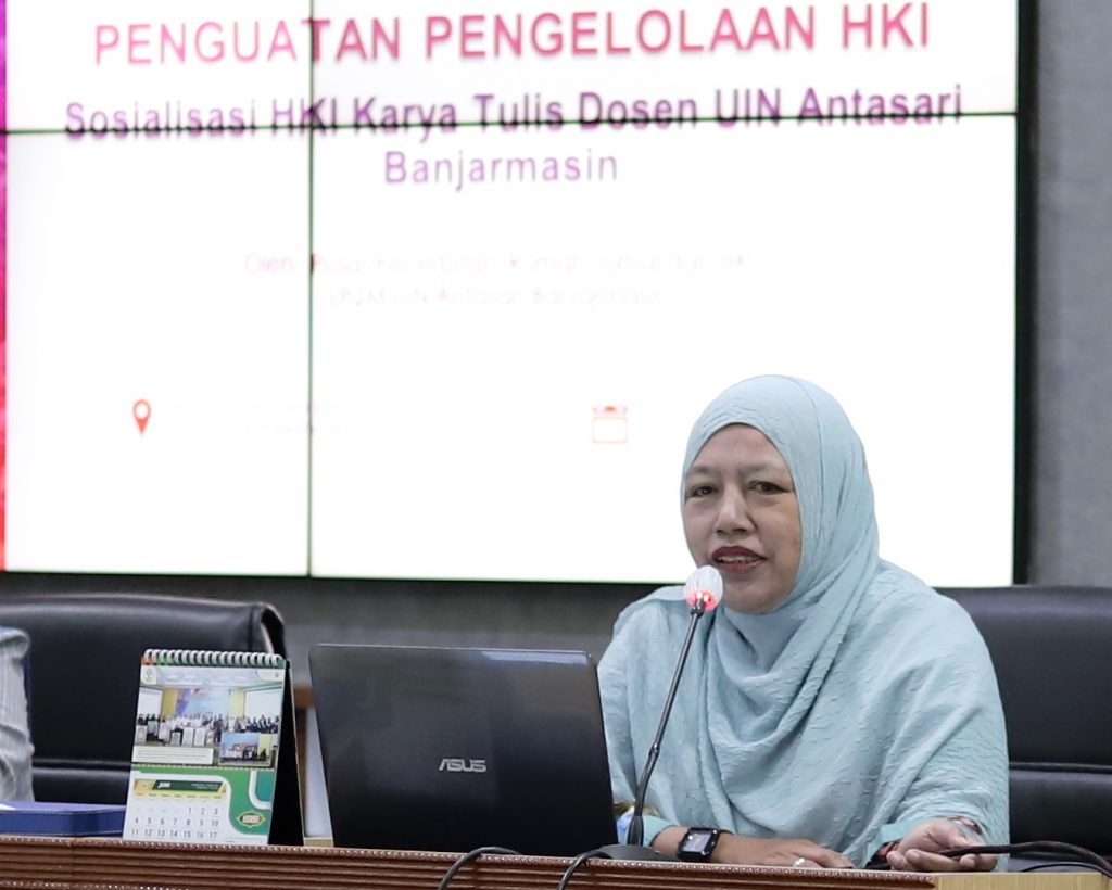 Umi Baroroh Lili Utami, M.Si., Koordinator Pusat Studi HKI ULM saat menyampaikan materi (Foto:Humas/Yulida Rifani)