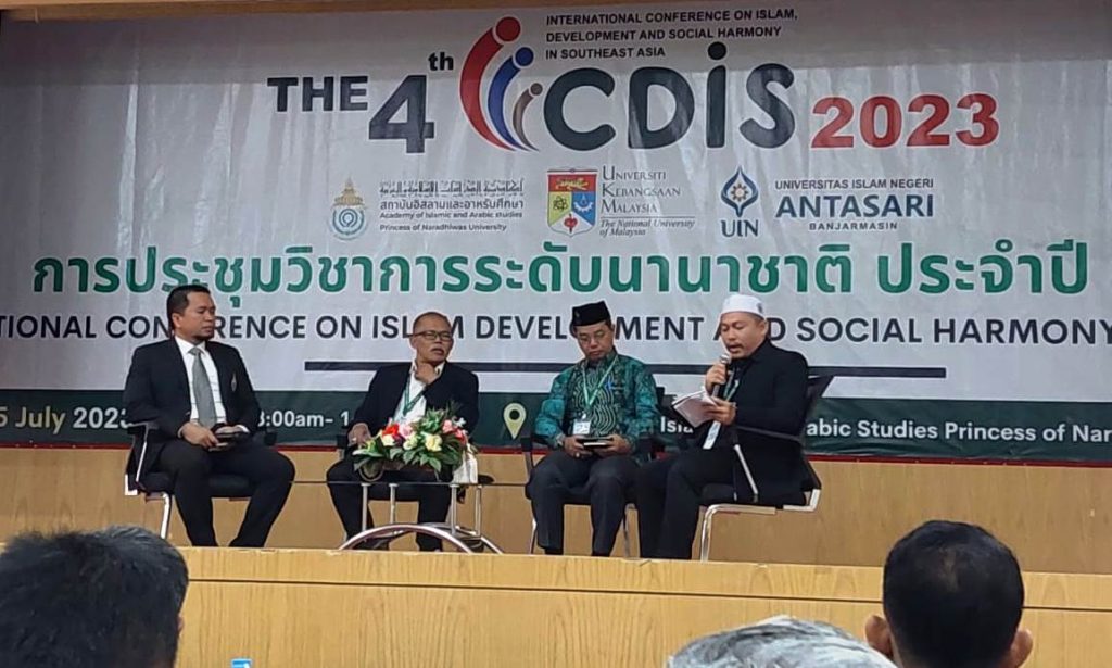 Wakil Rektor UIN Antasari Bidang AUPK Dr. H. Akhmad Sagir, M.Ag. (berpeci hitam) saat menjadi pembicara di ICDIS ke-4 di Thailand