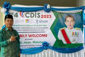 Wakil Rektor UIN Antasari Bidang AUPK Dr. H. Akhmad Sagir, M.Ag. saat berfoto di lokasi acara ICDIS ke-4 di Thailand