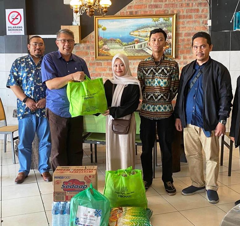 Yayasan Hikmah Sarawak menyerahkan bantuan operasional untuk para mahasiswa selama ber-KKN Internasional (Foto:Tim LP2M)