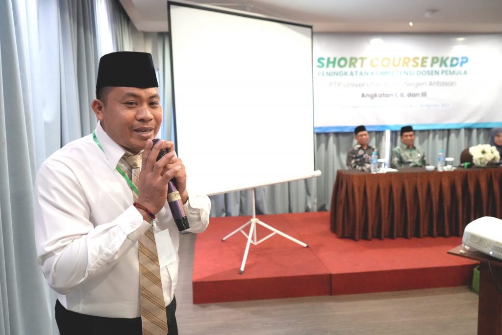 Dede Suryanto, M.H., Dosen dari Institut Agama Hindu Negeri Tampung Penyang Palangka Raya saat menyampaikan kesan-kesannya mengikuti PKDP 2023 (Foto:Humas/Achmad Magfur)