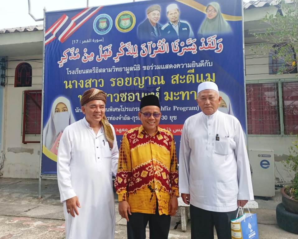 Dr. Nuryadin, M.Ag. saat berfoto bersama Manajer Ma'had Al-Irsyad lil Banat Thailand H. Erfan Sulong (kiri)