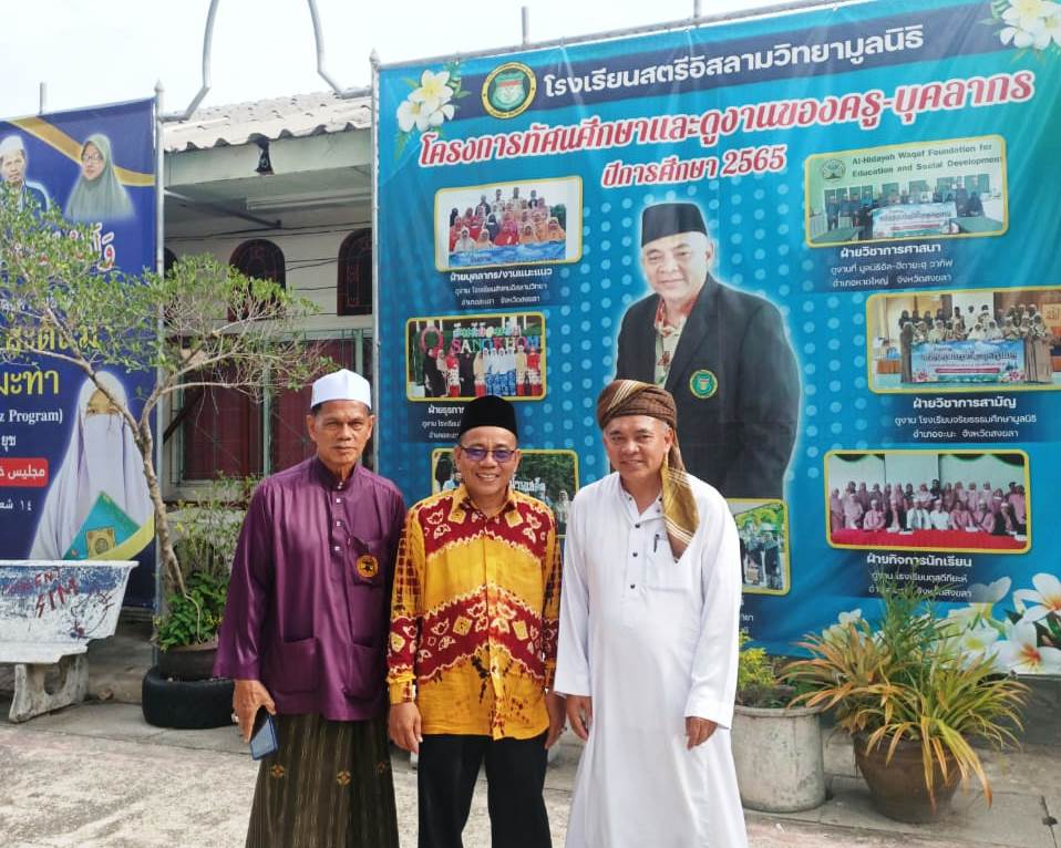 Dr. Nuryadin, M.Ag. saat berfoto bersama Wakil Mudir Ma'had Al-Irsyad lil Banat H. Soleh Wadeng (kiri)