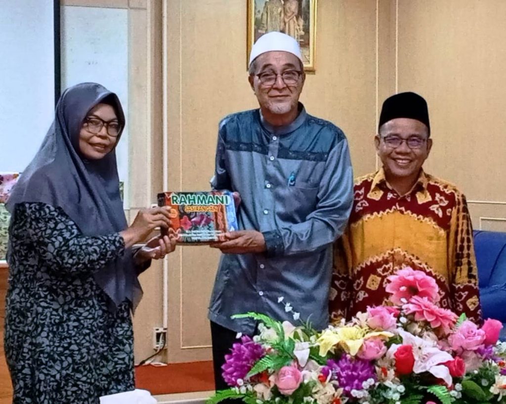 Dr. Siti Muflichah, M.Ag., M.Ed. saat menyerahkan kenang-kenangan berupa kain sasirangan