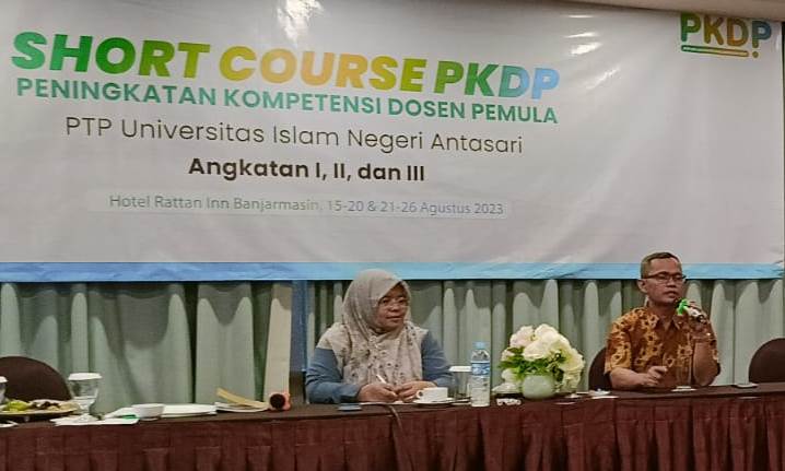 Efa Ainul Falah, M.A. (kanan) dari Pusdiklat Kemenag RI saat memberikan arahan kepada para peserta (Foto:Panitia PKDP 2023 PTP UIN Antasari)