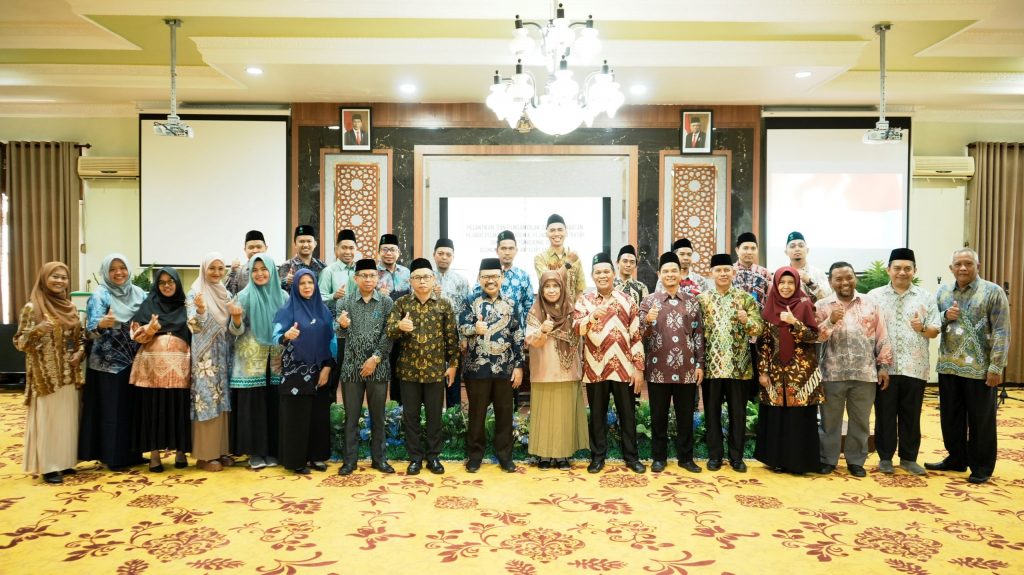 Foto bersama 15 pejabat baru dengan pimpinan UIN Antasari (Foto:Humas/Hadi Rustami)