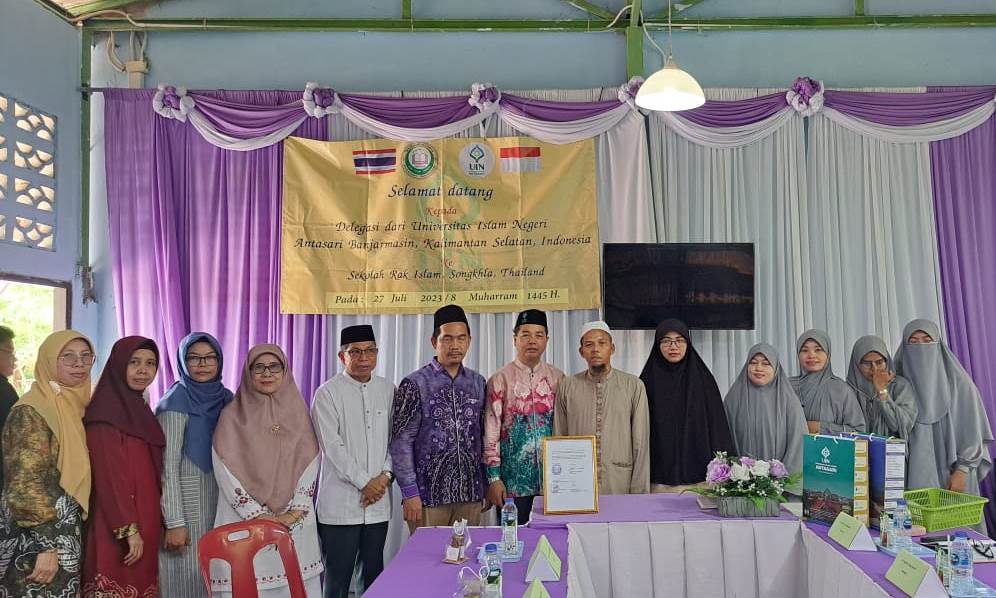 Foto bersama 7 Pimpinan UIN Antasari dengan Pimpinan Rak Islam School Thailand