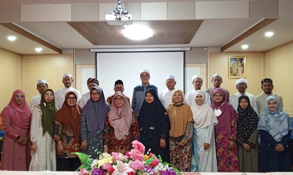 Foto bersama pengurus Yayasan Thamavitya Thailand dengan jajaran Pimpinan UIN Antasari Banjarmasin