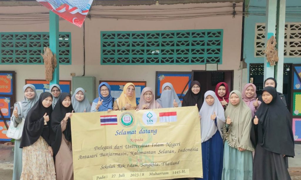 Foto bersama rombongan perempuan UIN Antasari dengan pihak Rak Islam School Thailand