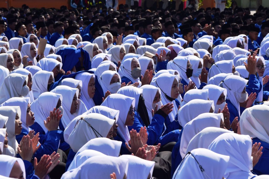 Gemuruh tepuk tangan para mahasiswa baru saat pembukaan PBAK 2023 (Foto:Humas/Achmad Magfur)