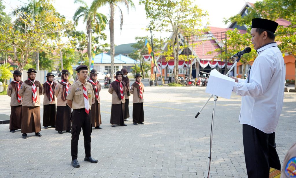 Karo AUPKK UIN Antasari Dr. H. Adnan Nota, M.A. saat membacakan sambutan tertulis Kwarnas Gerakan Pramuka (Foto:Humas/Hadi Rustami)