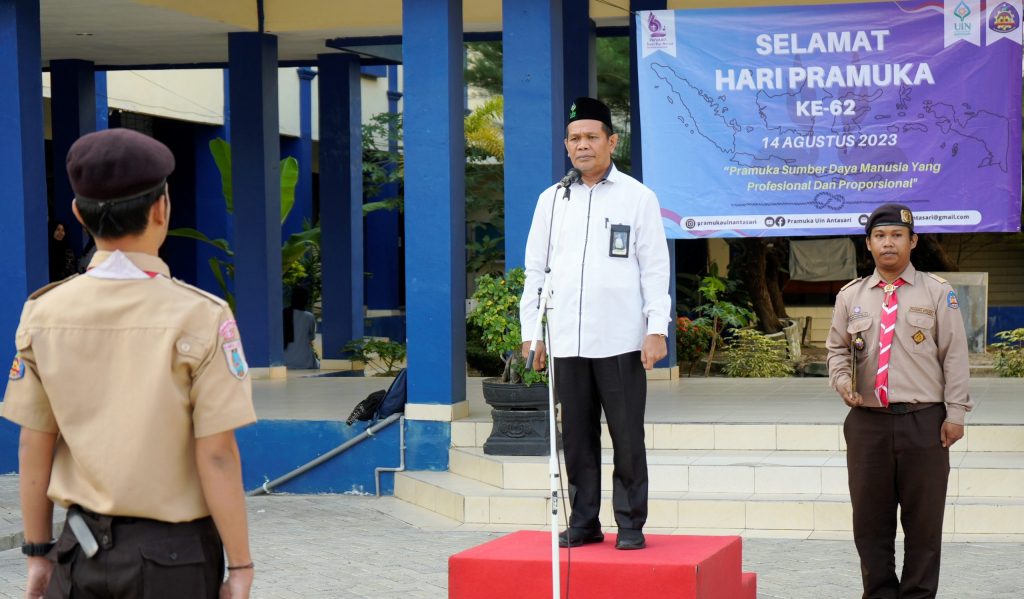 Karo AUPKK UIN Antasari Dr. H. Adnan Nota, M.A. saat menjadi Pembina Upacara HUT ke-62 Pramuka (Foto:Humas/Hadi Rustami)