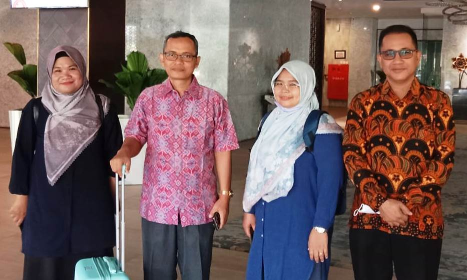 Ketua Panitia Pelaksana PKDP 2023 PTP UIN Antasari Banjarmasin Prof. Dr. Syaugi, M.A., M.A., CIIQA (kanan) saat mengantar kepulangan utusan Kemenag RI.