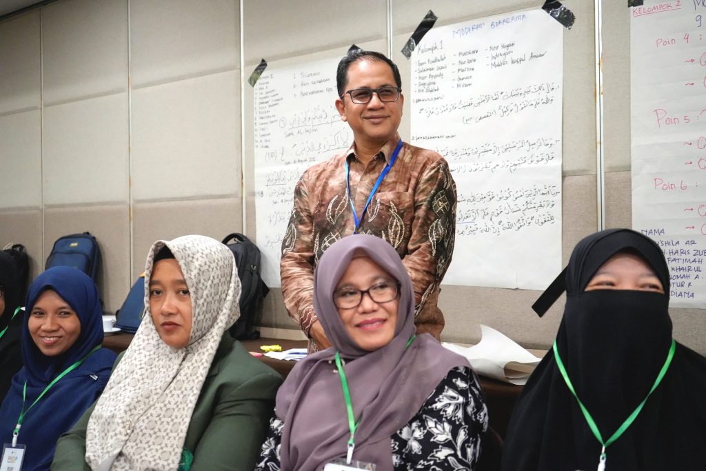 Ketua Panitia Pelaksana yang juga Ketua LPM UIN Antasari Prof. Dr. Syaugi, M.A., M.A., CIIQA. saat memantau kelancaran acara (Foto:Humas/Achmad Magfur)