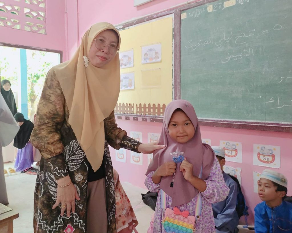 Koordinator Pusat Kerja Sama dan Hubungan Internasional UIN Antasari Nani Hizriani, M.A. saat berinteraksi dengan anak didik Rak Islam School Thailand