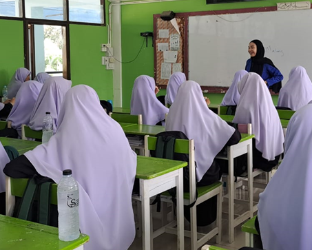 Mahasiswi UIN Antasari Banjarmasin saat melakukan pengabdian di Ma'had Al-Bi'that Addiniah Thailand
